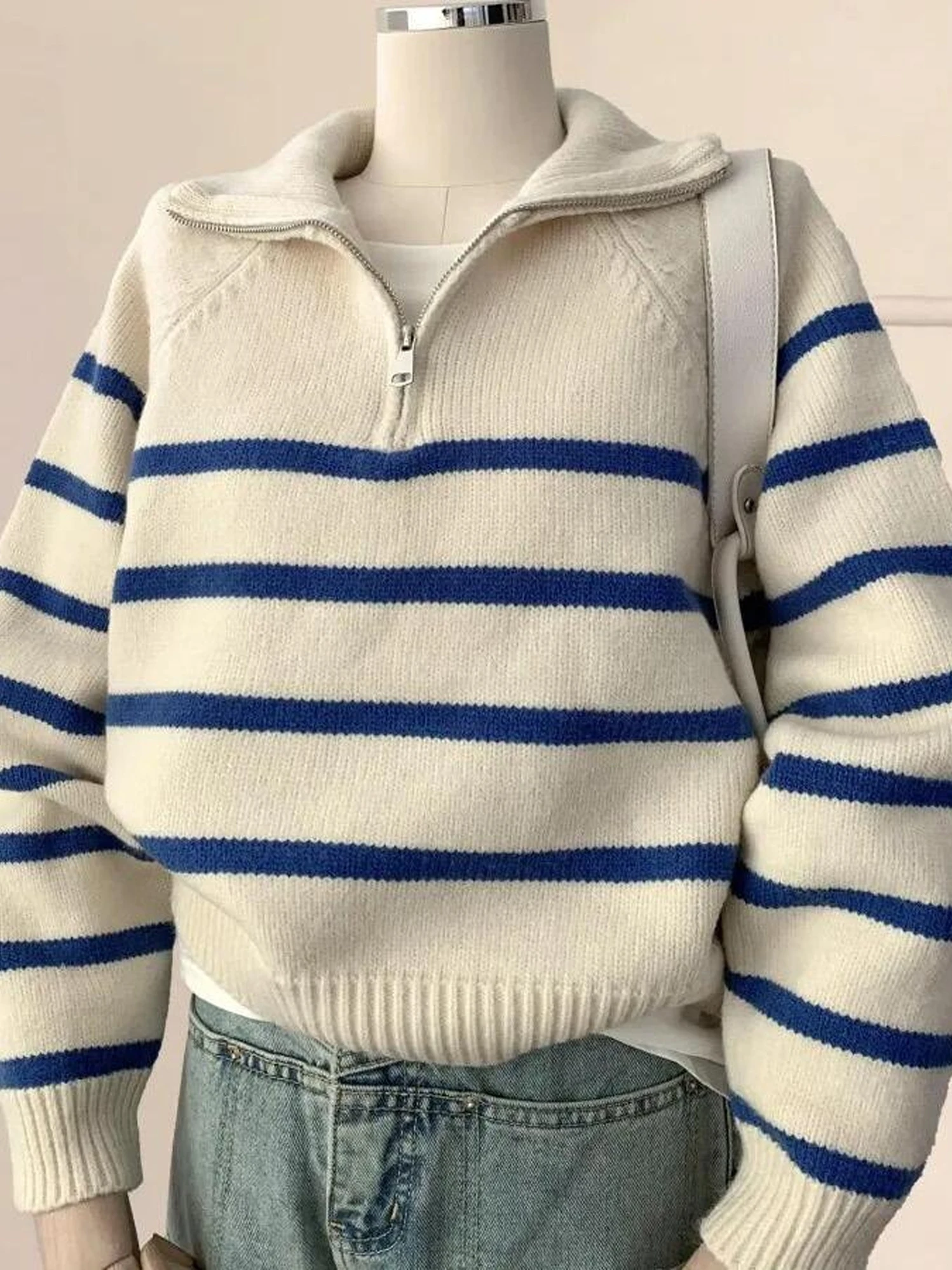 سترة نسائية بيضاء مخططة من قماش الراكون المخملي بياقة بولو محبوكة مع سحاب نصفي للخريف والشتاء دافئة مع بطانة من الصوف