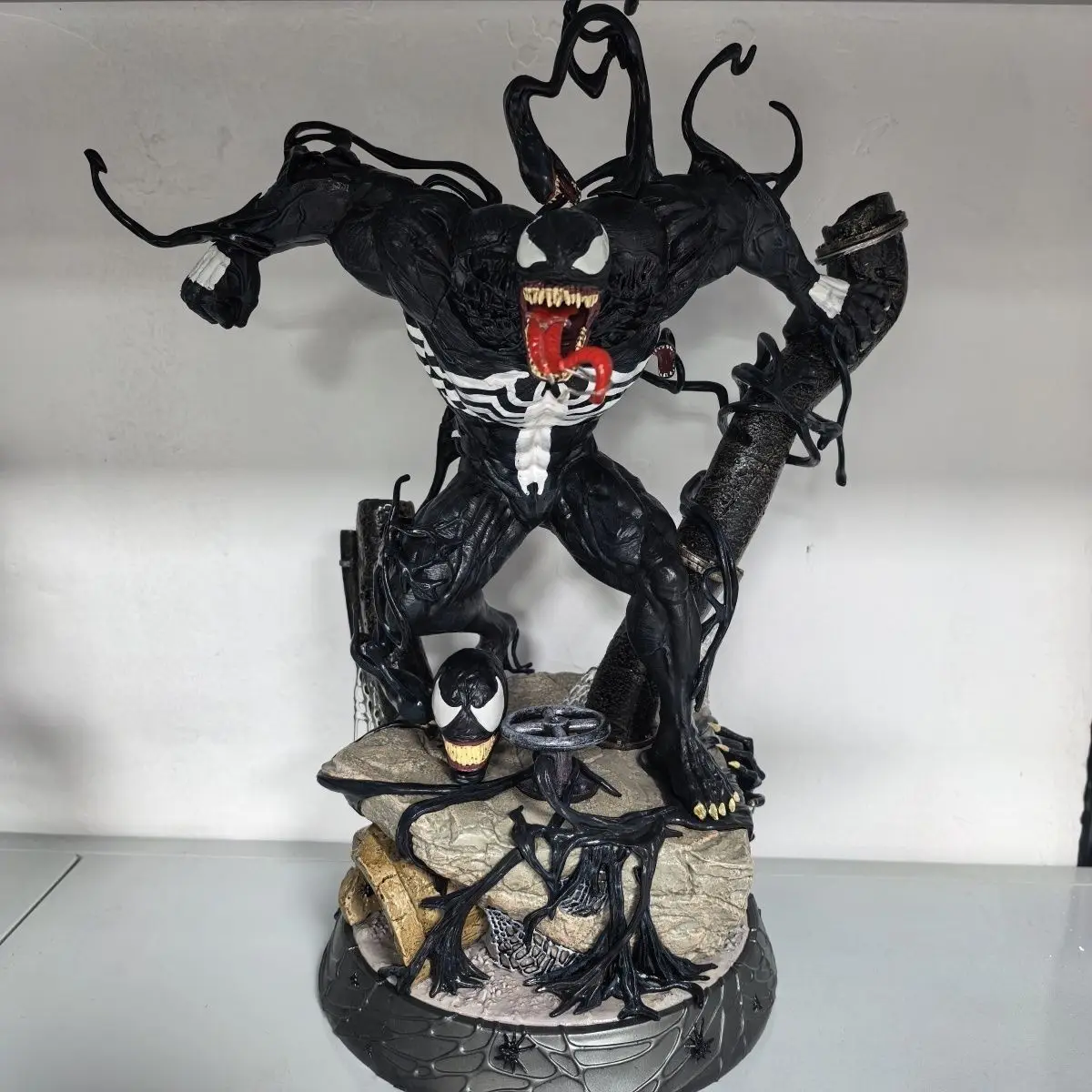 marvel-interchangeable-three-headed-sculpture-furious-walking-venom-spider-man-scene-statue-model-figurine-desktop-ornament-1-6