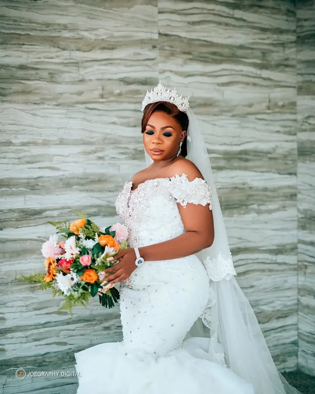 Personalizado fora do ombro cristais brilhantes contas vestido de casamento trem varredura robe de mariée plus size camadas babados vestido de noiva