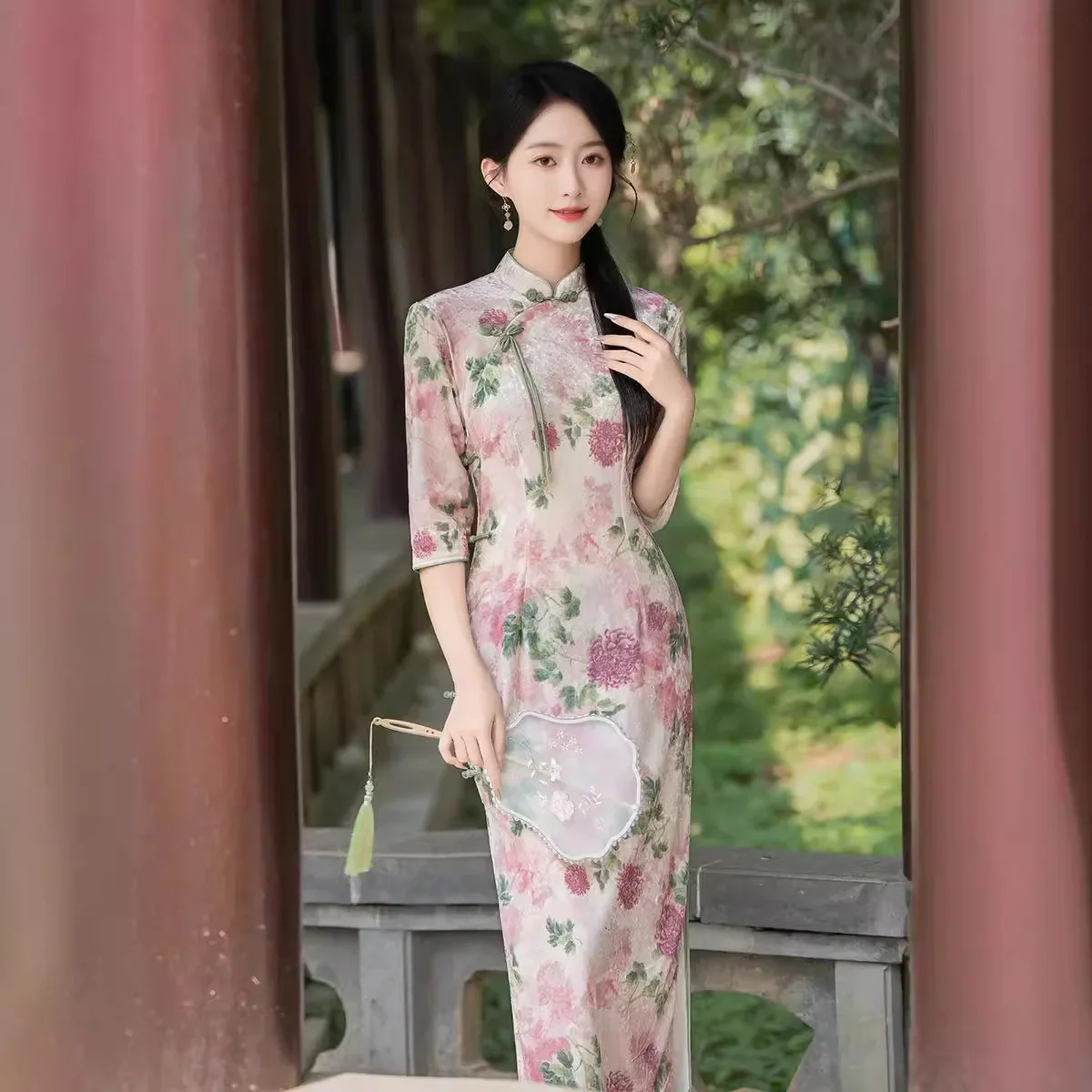 

Бархатный Cheongsam 2024, осенний длинный стиль, улучшенный темперамент, Cheongsam, модная юбка Cheongsam в китайском стиле