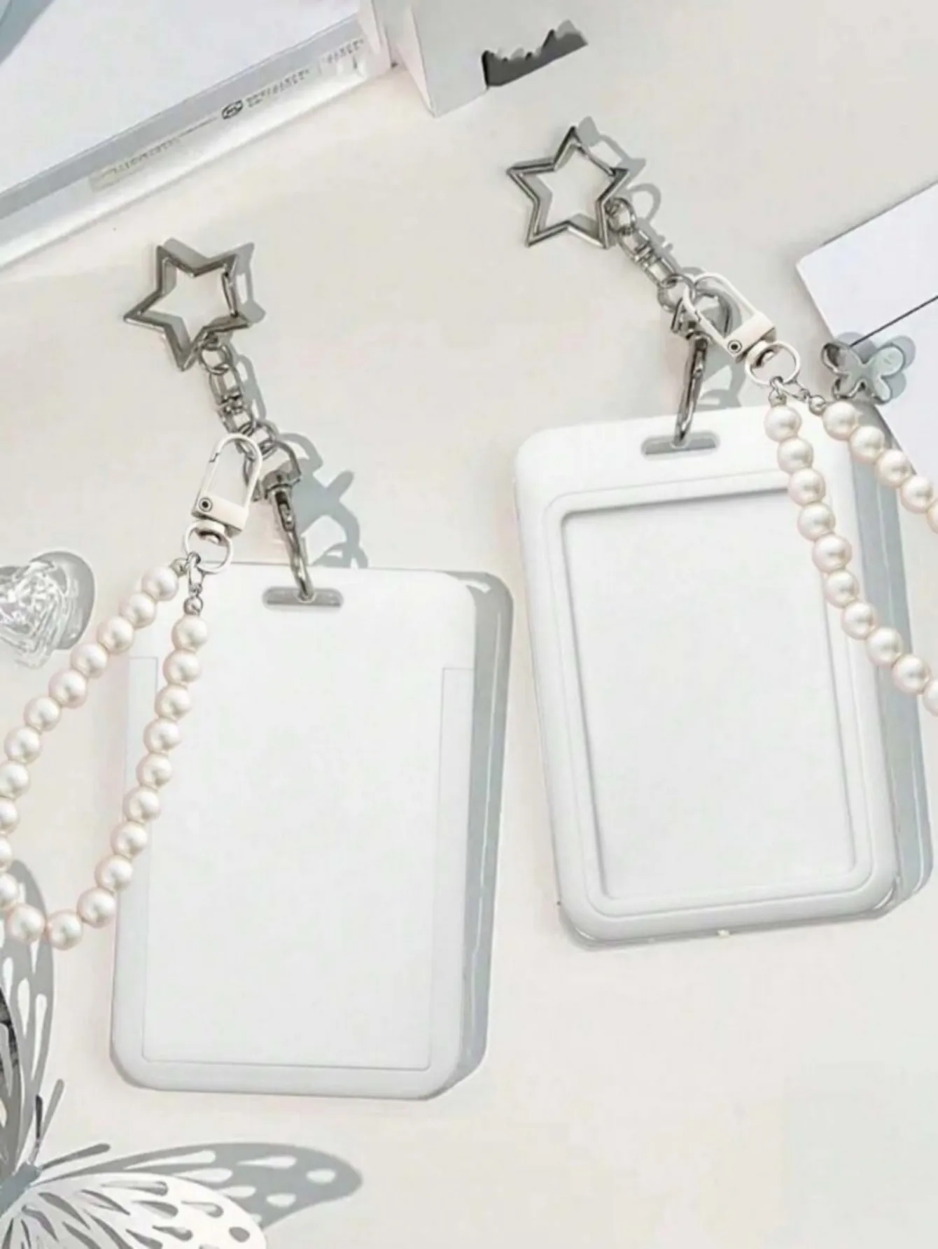 

One macaron-colored ABS solid color push-pull clip with a pearl chain and pearl shell pendant. Suitable for student and women's