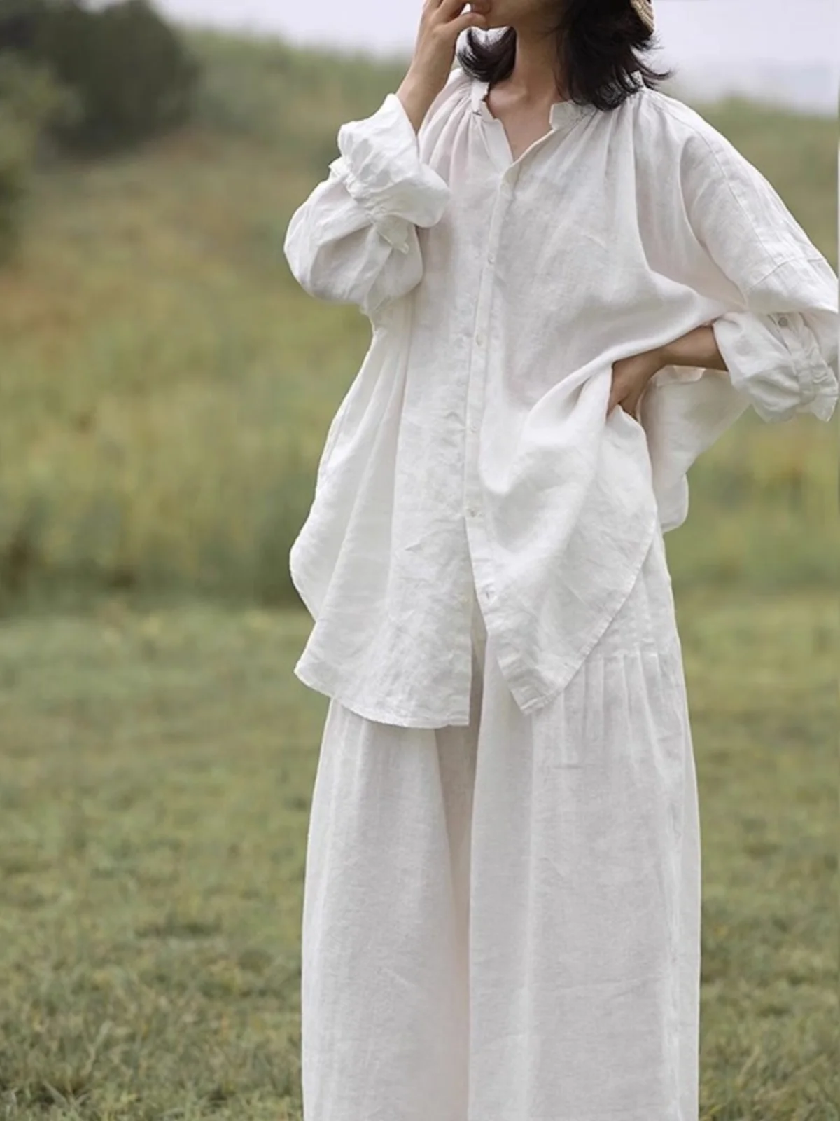 

Комплект из двух предметов: хлопково-льняная рубашка и широкие брюки Laid-ba. Повседневный свободный крой, белый цвет. Новинка осени. Женская мода.