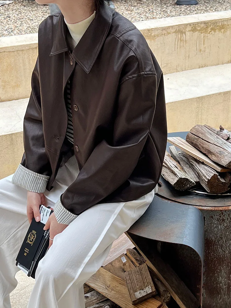 سترة ريترو من جلد البولي يوريثان، إحساس التصميم النسائي، الألوان المتناقضة، نمط الخريف الجديد، الشعور الراقية، مقطع الدراجة النارية التغلب