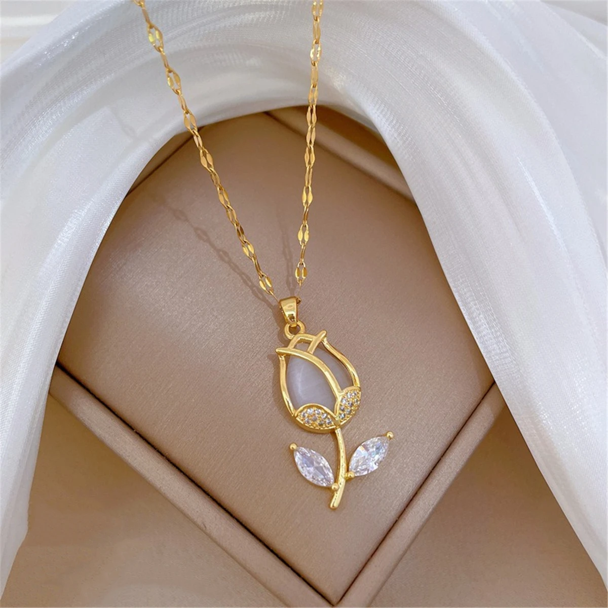 Delicate Elegant Tulip Pendant Princess Necklace Copper Chains for Birthday, Anniversary, and Christmas Gift Jewelry for Women