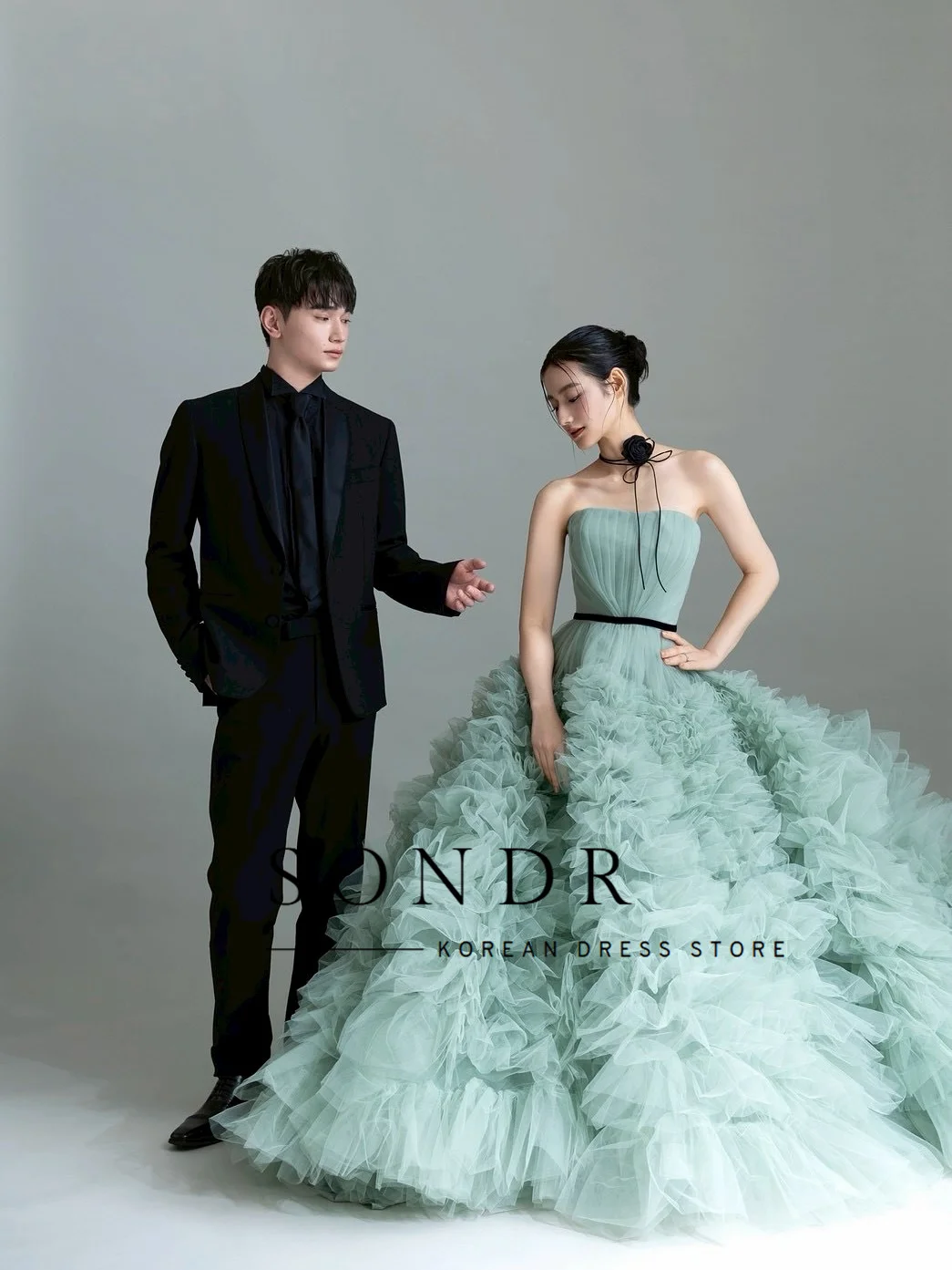 ชุดเดรสงานแต่งงานสไตล์ญี่ปุ่นสีเขียวอ่อนสุดหรูแบบสั่งตัดของ Sondr ชุดเดรสถ่ายรูปทรงเอไลน์ผ้าทูลล์เนื้อนุ่มแบบไร้สายรัด