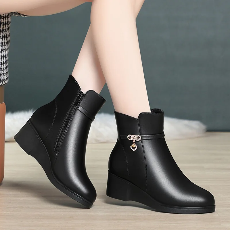 

Уличные удобные туфли на танкетке из мягкой кожи, 5 см, зимние теплые ботинки на меху, 2026, женские короткие ботильоны на толстой платформе, рабочая мама