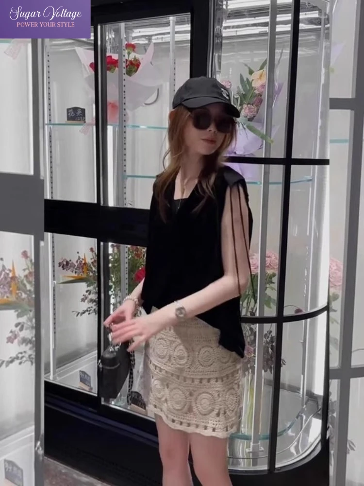 

Французский сладкий летний крутой комплект из 2 предметов, женские черные топы без рукавов с бахромой и бежевая вязаная крючком мини-юбка, элегантный шикарный наряд Y2K