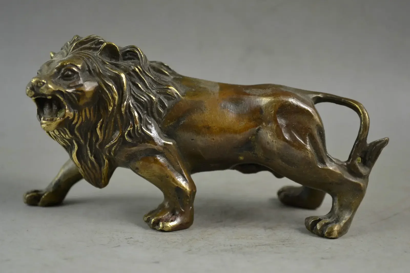 China Old Decorated Handwork Copper Carved A Fierce Lion Roar Elegant Statue