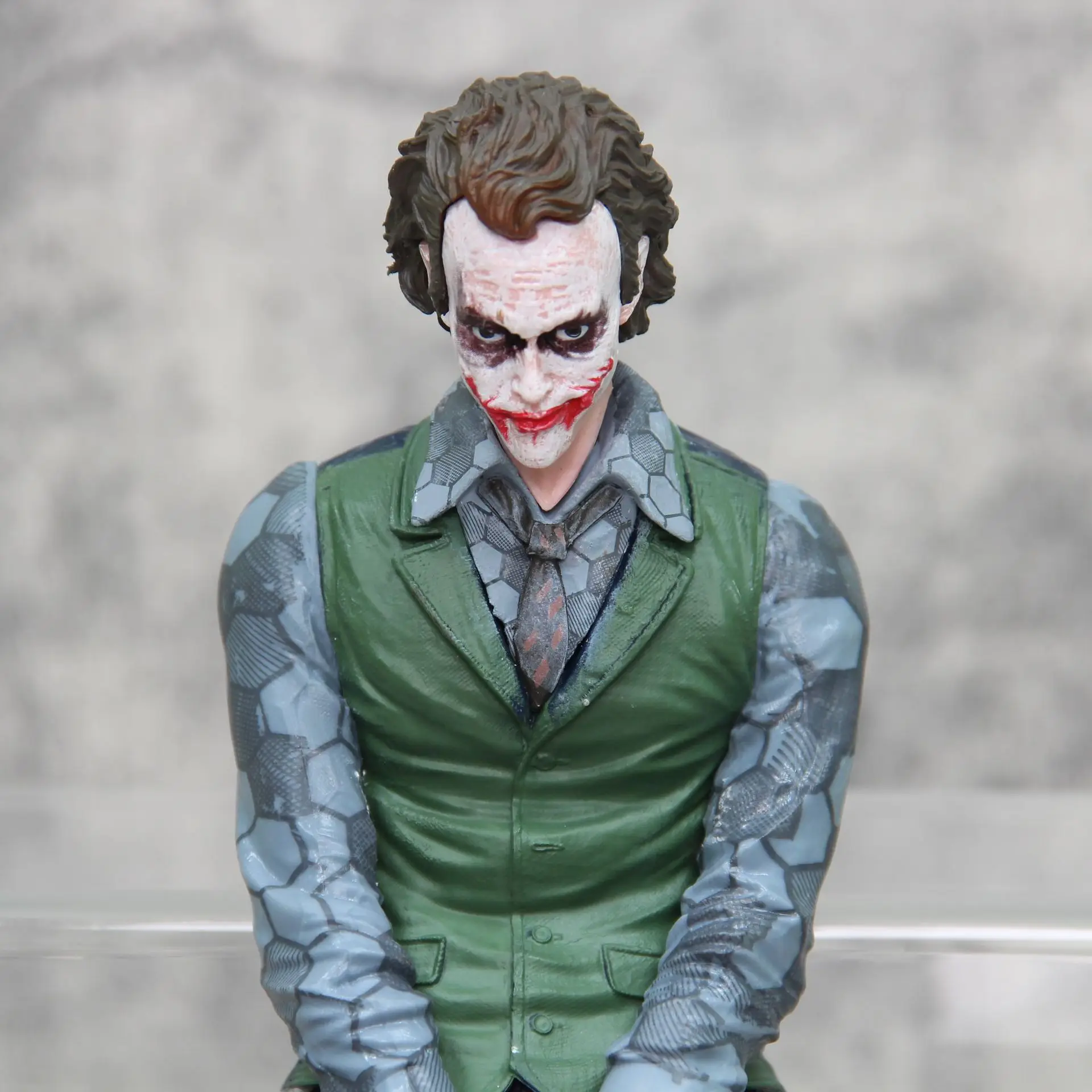 座っているマフェックスアニメ探偵コミックジョーカーアクションフィギュア自殺分隊ジョーカー悪役モデル人形ギフト車の装飾おもちゃ