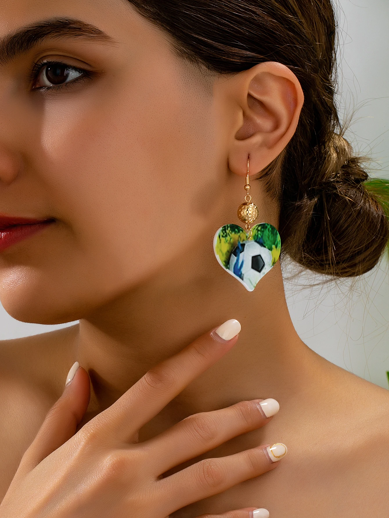 1 Pair of Fashionable Trendy Football Heart Pendant Earrings for Women, with Gold Ball Charms, Suitable for Fans to Show Their Support, and as a Unique Accessory for Women to Wear during Summer Vacations and Dates