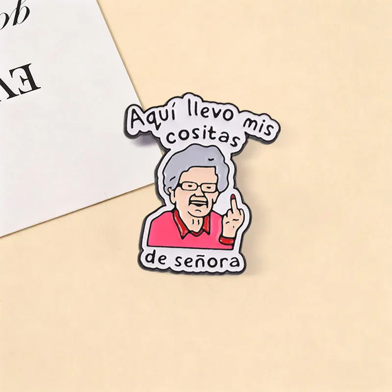 Funny Spanish Sassy Abuela Enamel Badge Aquí Llevo Mis Cositas De Señora Cartoon Savage Grandma Snarky Old Lady Brooch Gift