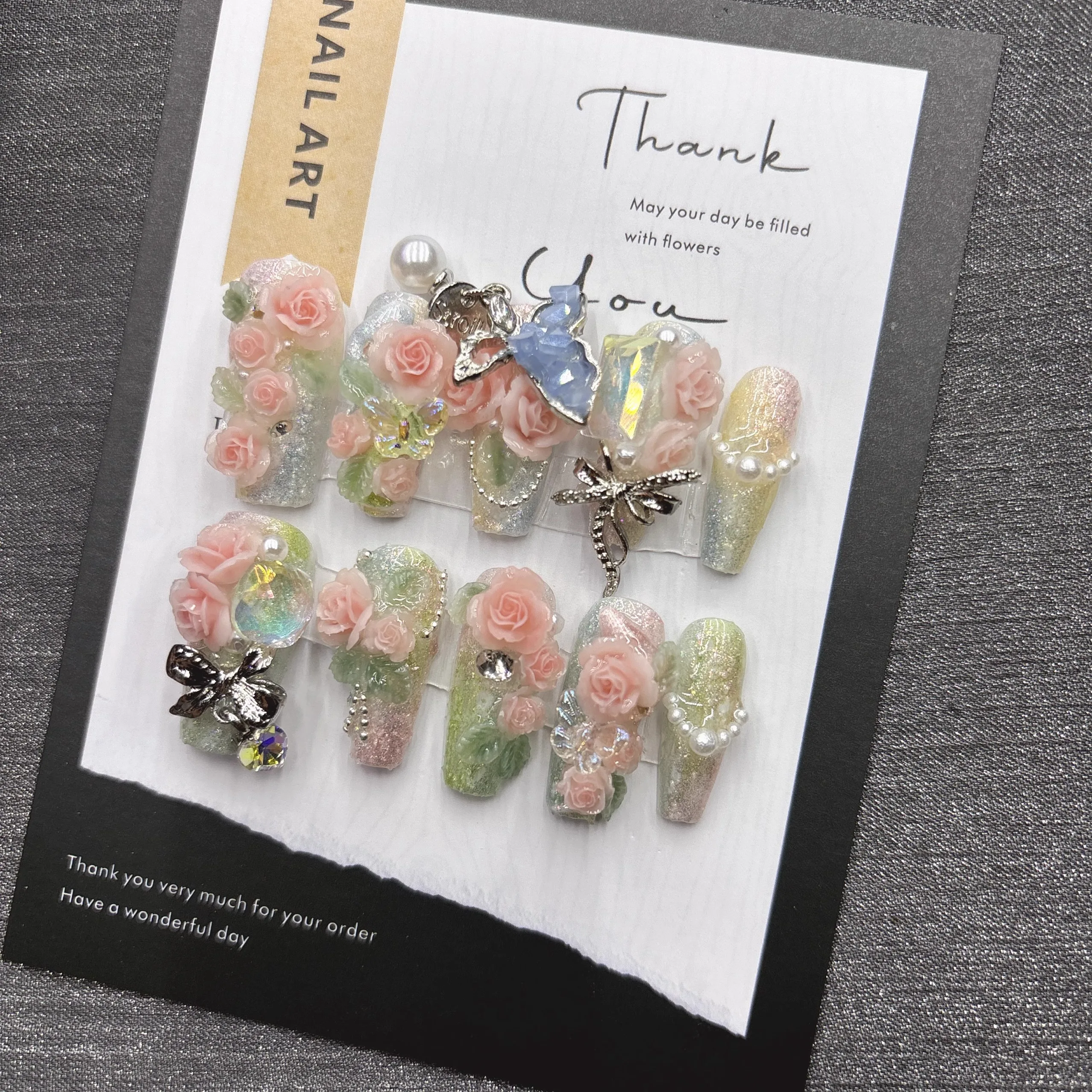 甘い花プレス爪ピンクローズ蝶偽爪女性のためのエレガントなパールラインストーンパーティーネイルグラマラス再利用可能な