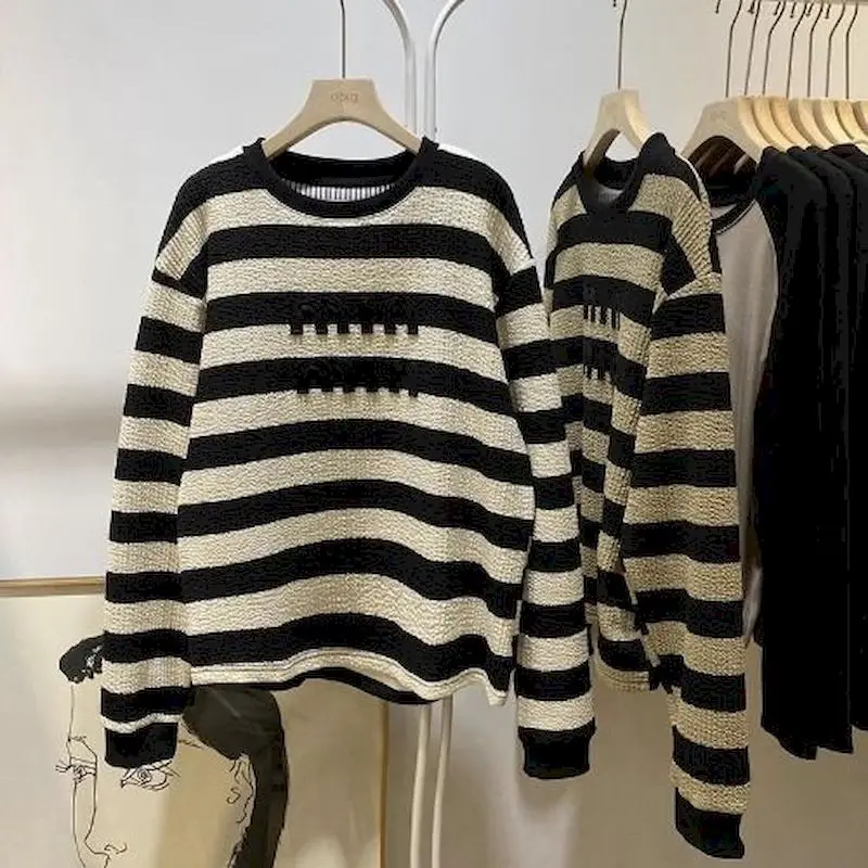 Übergroße Pullover Frauen Mode schwarz weiß gestreifte Nische Pullover Tops lässig lose gefälschte zweiteilige Langarm T-Shirt Herbst