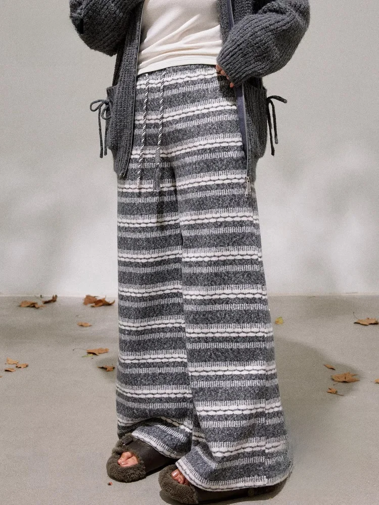 

Комплект для полных женщин: зимний повседневный костюм из полосатого свитера и брюк в корейском стиле для комфортного образа на каждый день.