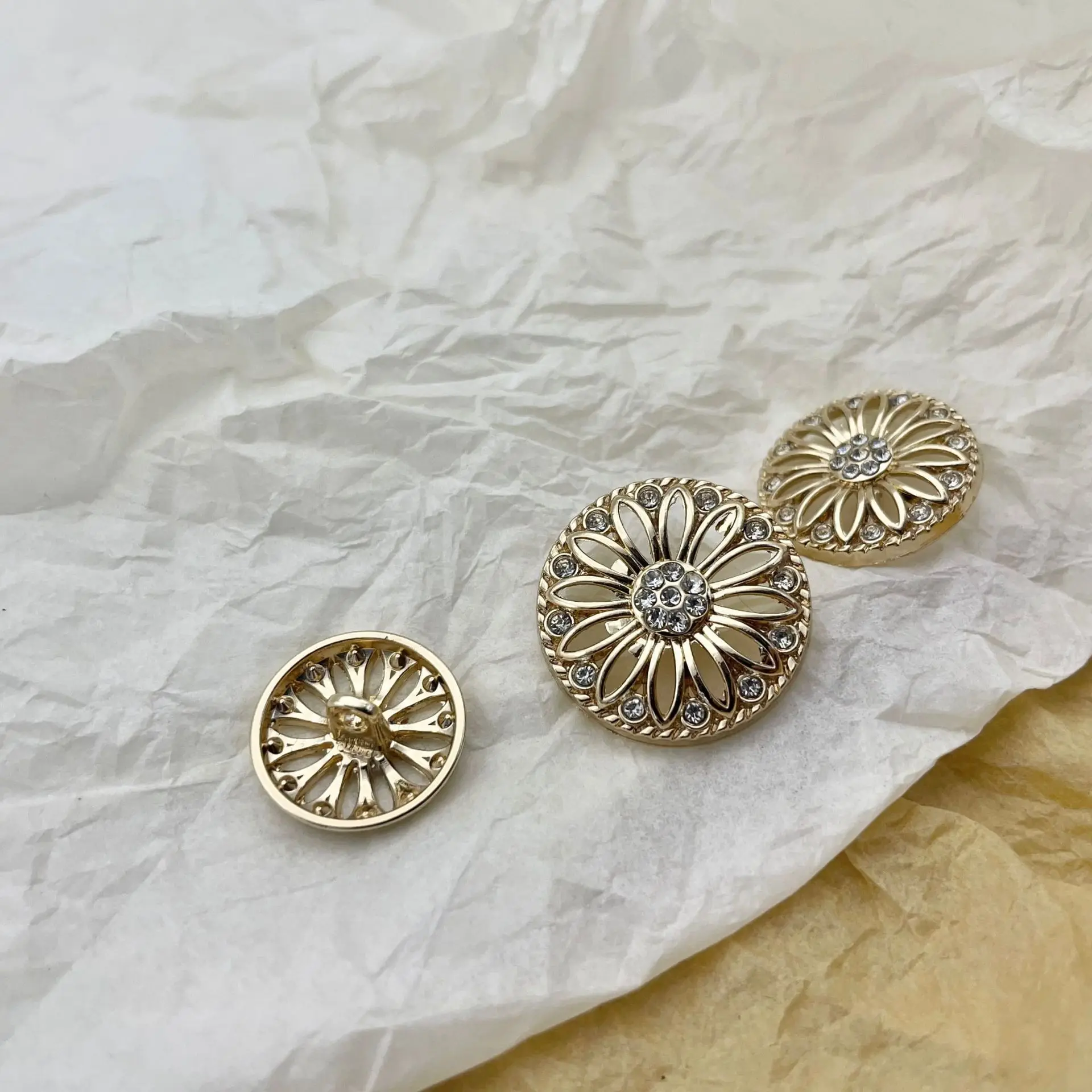 6PCS Of Hollowed Daisy Diamond Round Flocked Metal Button DIY Sewing Luxcy Button Accessories