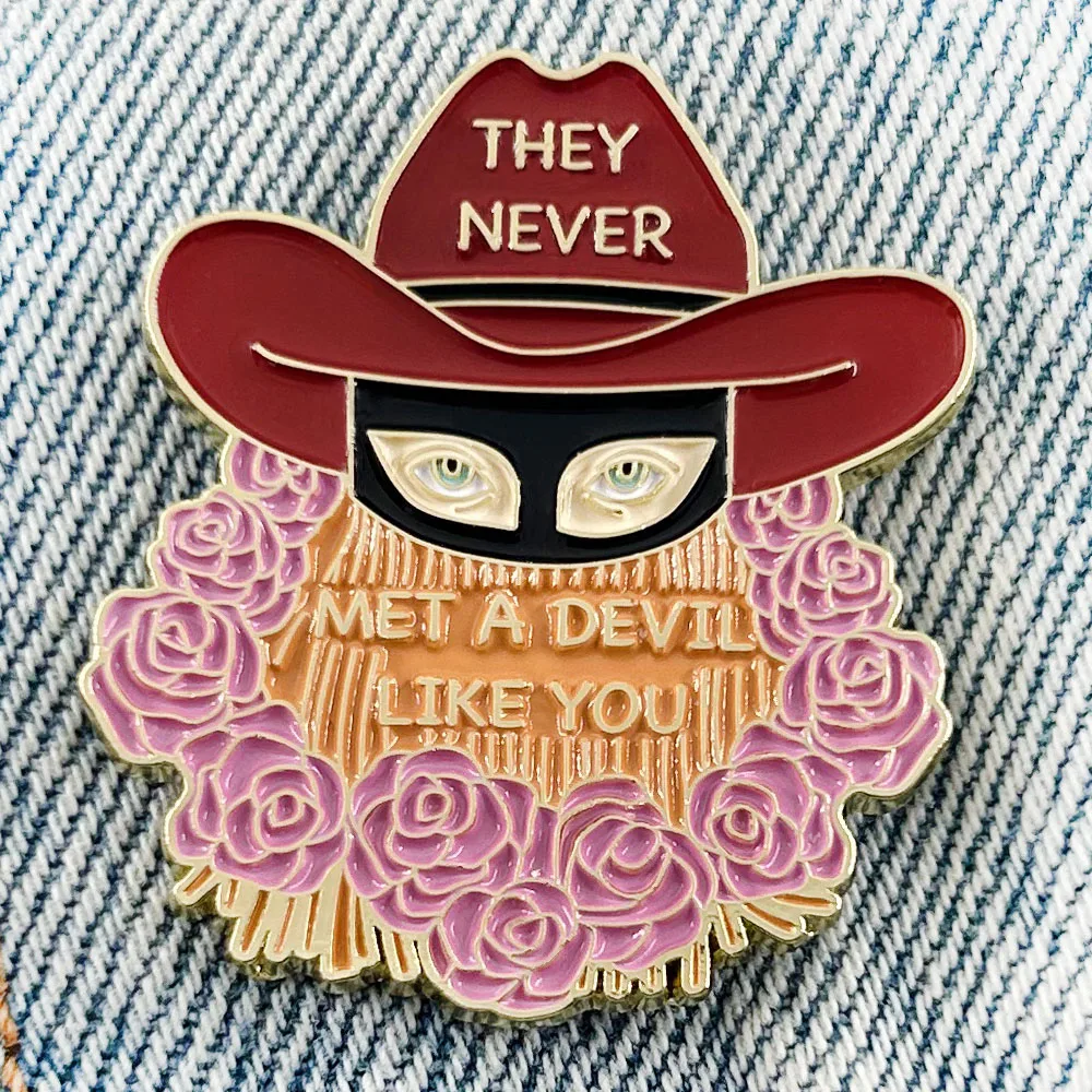 Nunca conocías un diablo como ti, Pin esmaltado, Orville Peck Roses, sombrero de vaquero, insignia de máscara, accesorios creativos novedosos