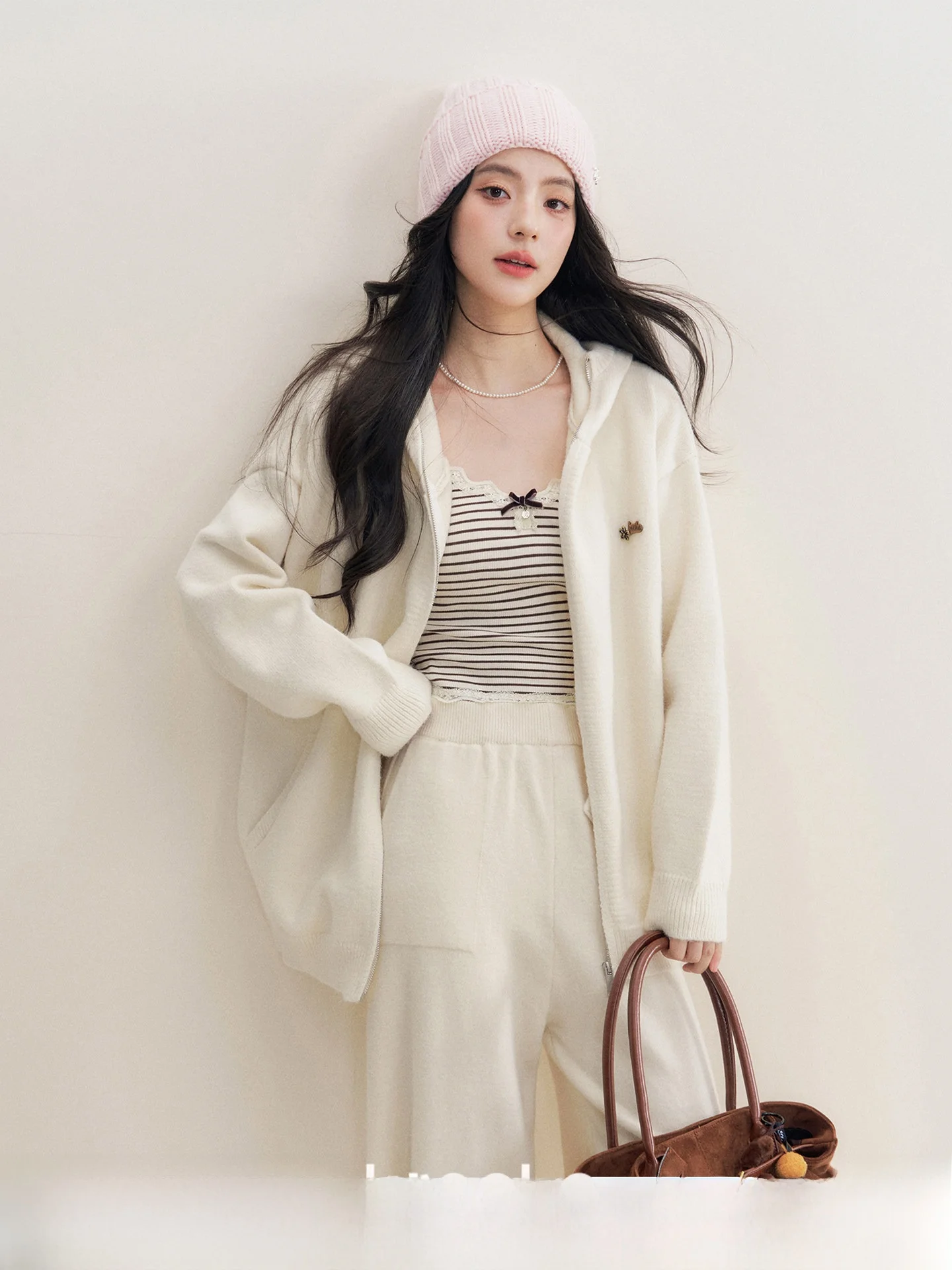 

Комплект женской повседневной одежды: вязаная шапка свободного кроя Kroche Cozy Fit, брюки с высокой талией и широкими штанинами, футболка.