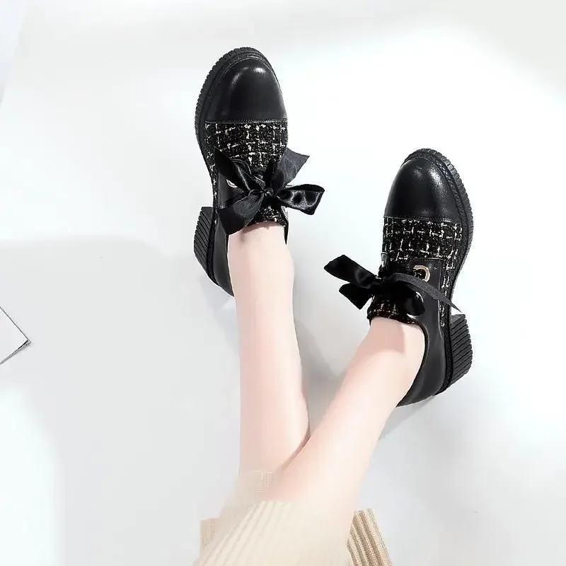 

Женские туфли-лодочки на массивном каблуке с круглым носком и блочным каблуком средней длины. Женские туфли с бантом. Элегантные модельные туфли по акции. Модные шикарные точки.