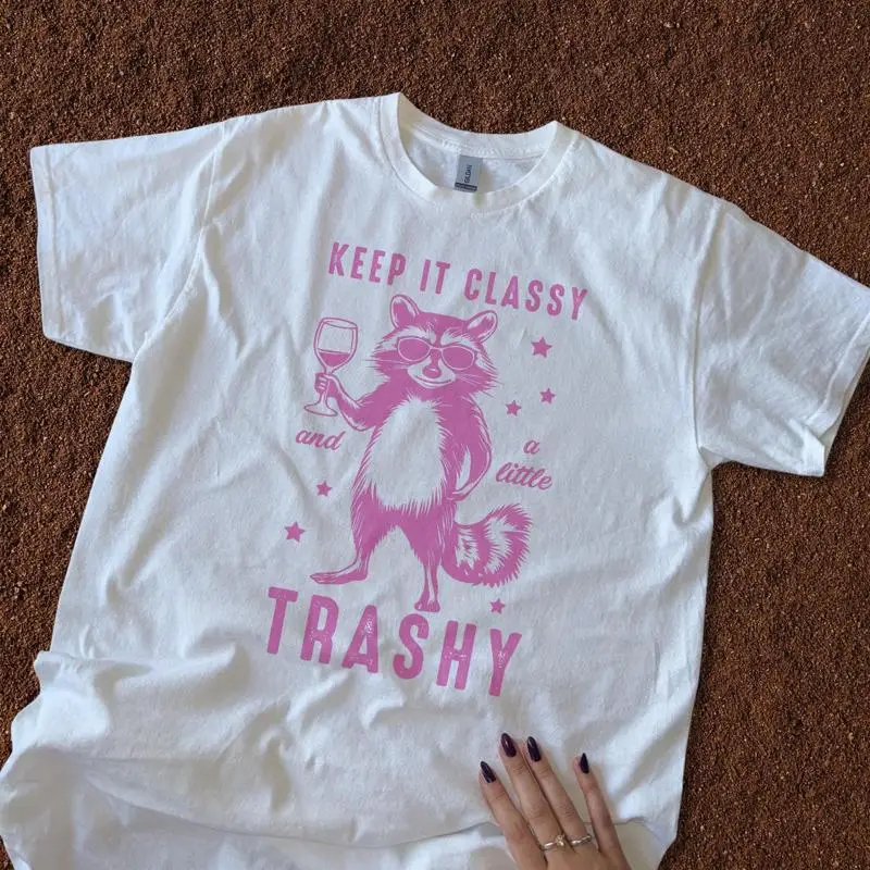 

Футболка Keep It Classy And A Little Trashy Raccoon Drinking, повседневный юмор, необычный для любителей животных