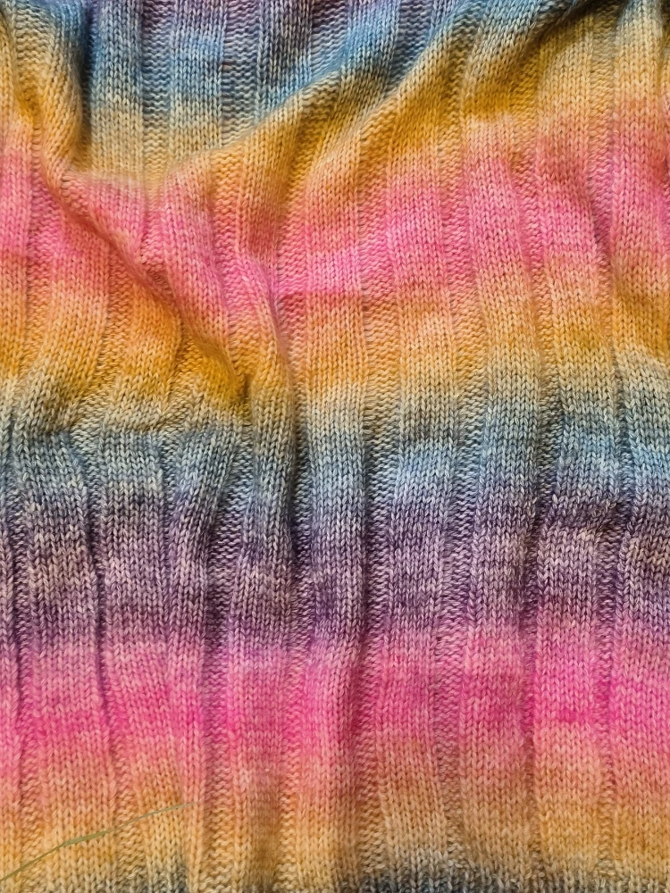 เสื้อคาร์ดิแกนถักลายสายรุ้งสำหรับผู้หญิง คอลเลคชั่นฤดูใบไม้ร่วง/ฤดูหนาว 2025 แบบใหม่ แขนยาว เปิดด้านหน้า ลายถักแบบเคเบิล