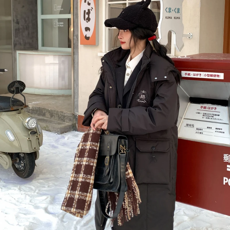 2024 neue Winter süße weiße Daunen bequeme schwarze und weiße College-Stil lange Jacke für Frauen