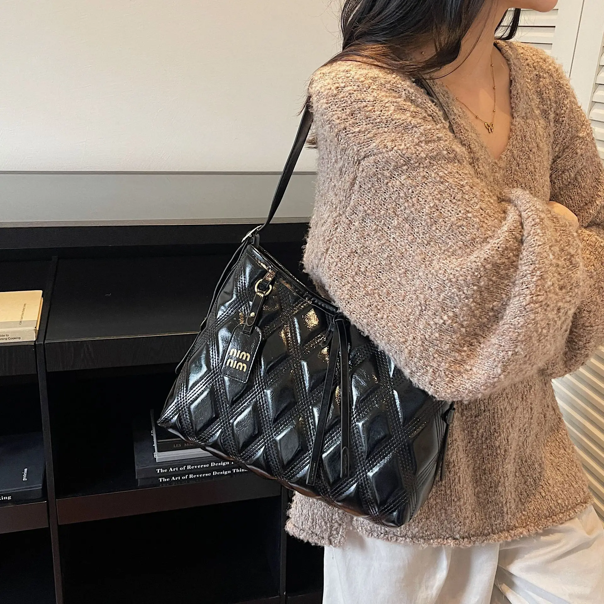 

New Diamond Patent Leather Bag for Women, Drawstring Design Handbag, Commuter Dating Dual-use Model, Light and Delicate Style