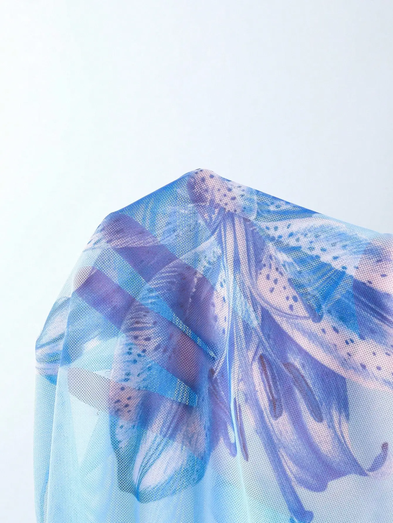 

Синий комплект бикини с цветочным принтом и треугольными чашечками, с парео.