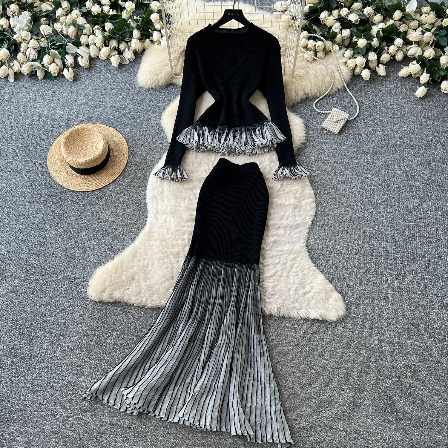 Elegantes gestreiftes Strick-Rüschen-Zweiteiler-Set. Schicker Vintage-Pullover mit hoher Taille und Meerjungfrauenrock. Lässige Urlaubs- und Party-Sets.
