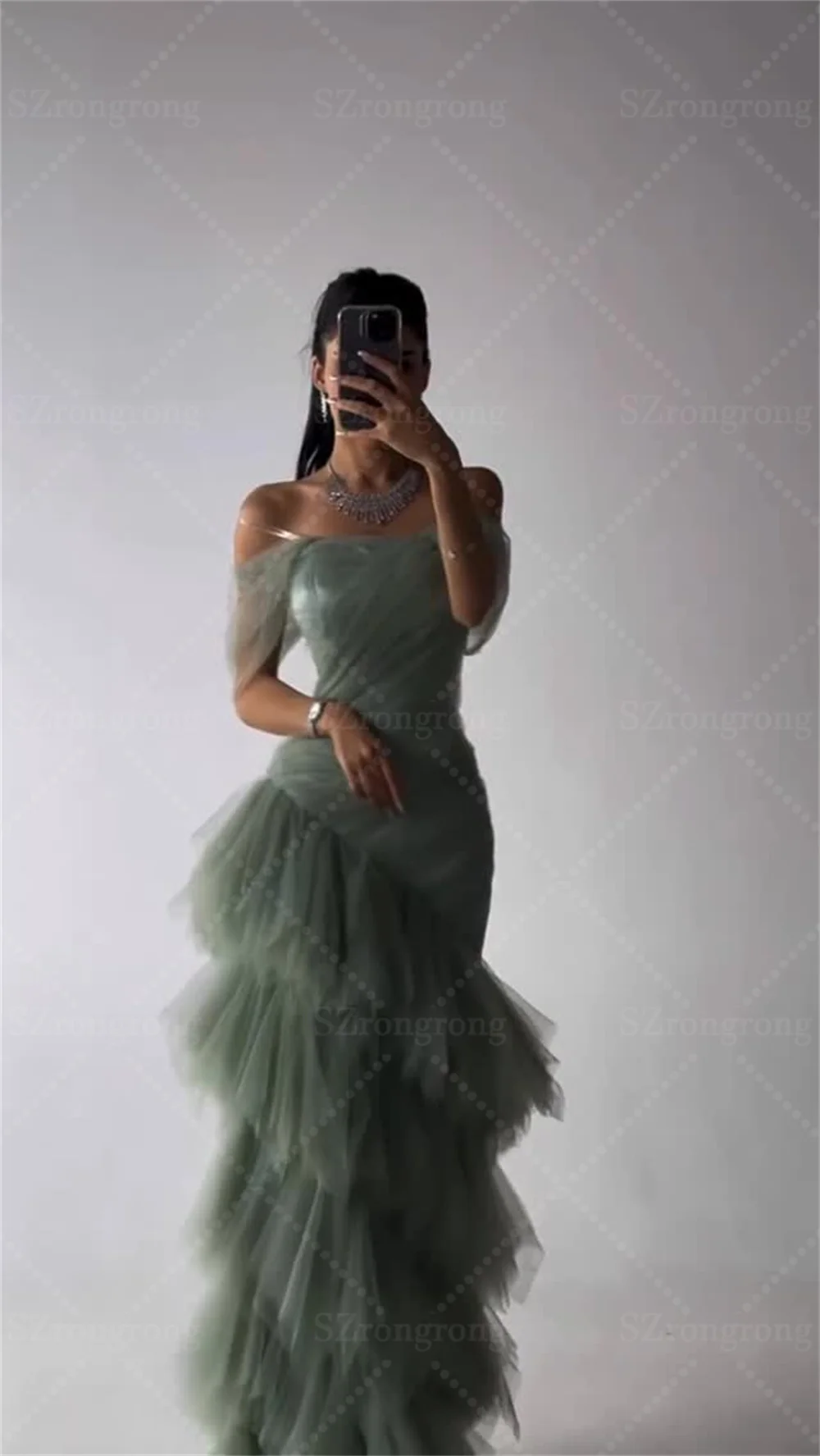 ชุดราตรีออกงานแบบยาวทรงเข้ารูป ผ้าทูลล์ระบายเป็นชั้นๆ แบบเปิดไหล่ สไตล์โมเดิร์น ตัดเย็บตามสั่ง เหมาะสำหรับงานเลี้ยงวันเกิด โชว์หลัง