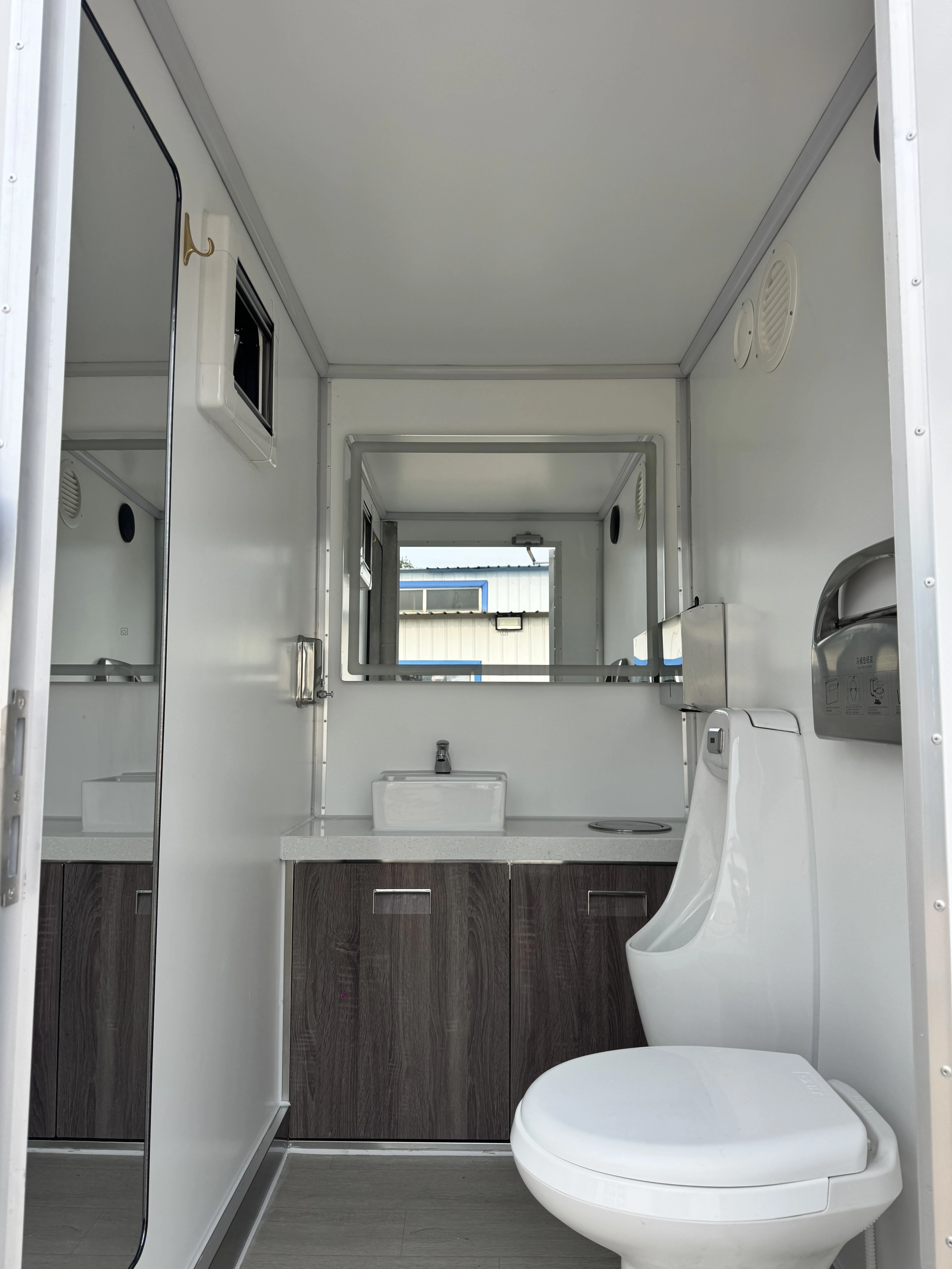 Single Stall Portable Toilet Trailer Lightweight Mobile Restroom for Construction Site Park Outdoor Activities