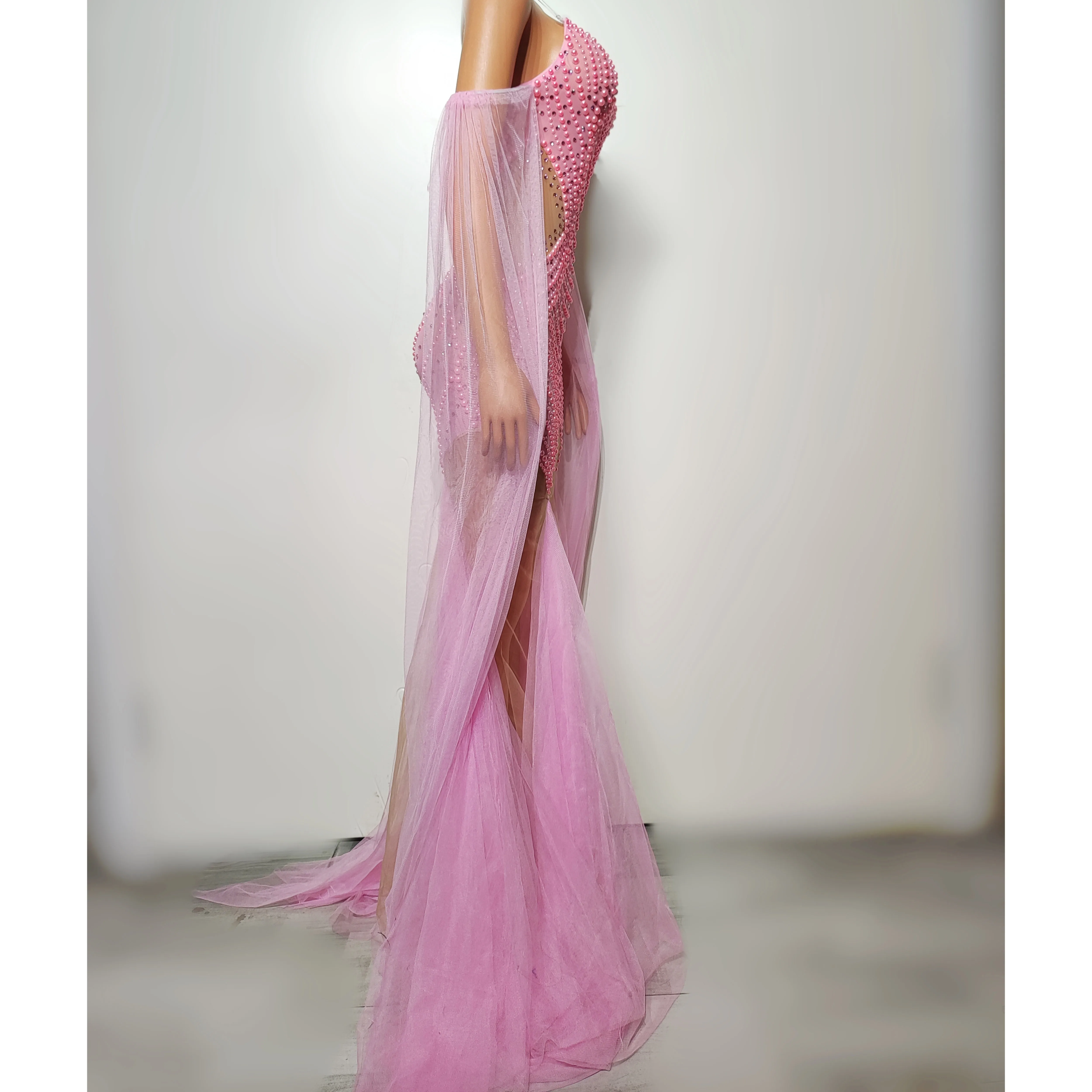 Sukienka dla tancerki gogo, elegancka, różowa, z perłami, na festiwal, imprezę, do klubu nocnego, kostium sceniczny dla piosenkarki, strój do występów, model yj314, rok 2025.