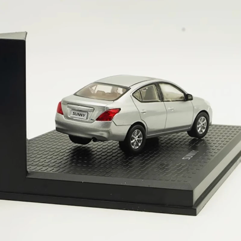 Diecast 1:43 Scale Sunny Sedan Alloy Car Model Finished Product Simulation Toy Collection Gift Static Model Souvenir