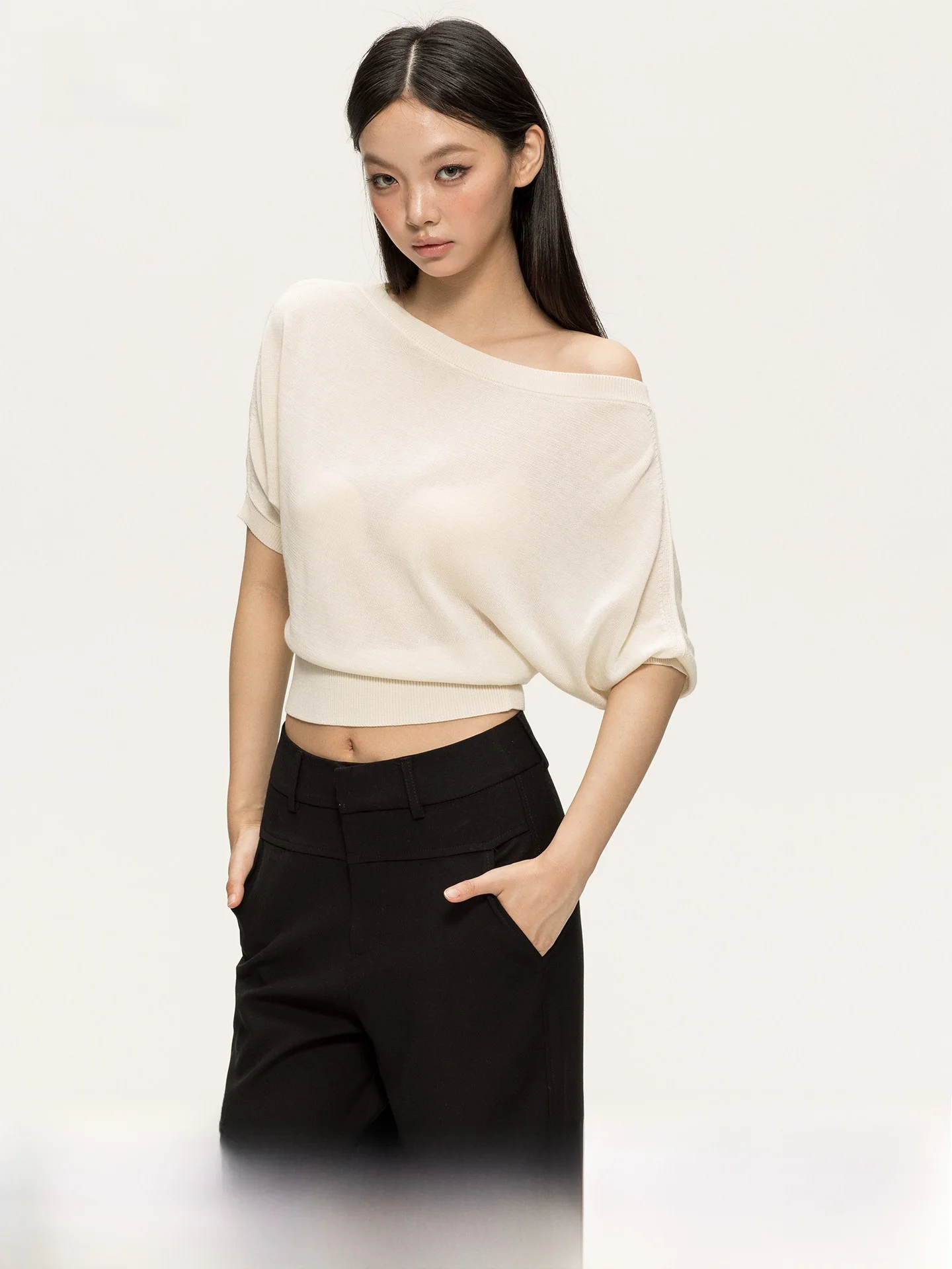 

Женская вязаная укороченная футболка Anna Aneae Pure Desire: облегающий крой, мягкий материал, повседневный стиль, с дизайнерским акцентом на плечах, незаменимая вещь для летнего гардероба