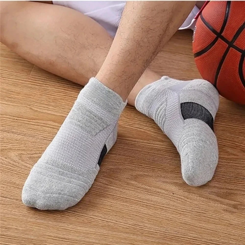 3 أزواج من الجوارب وحقيبة غسيل جورب واحدة، جوارب رياضية سميكة قابلة للتنفس للجري وكرة السلة والمشي لمسافات طويلة والمشي