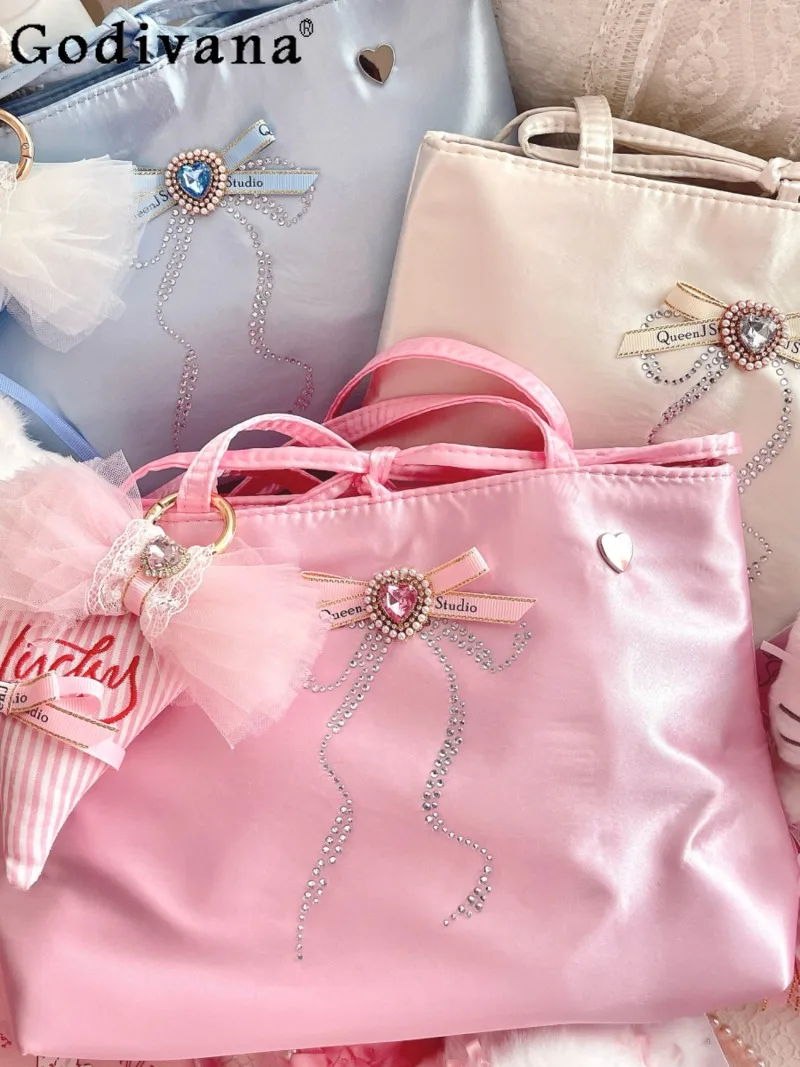 

Милая и элегантная женская сумка из балетного атласа с бантом и стразами, косметичка, новинка 2026 года, однотонная, универсальная повседневная сумка через плечо