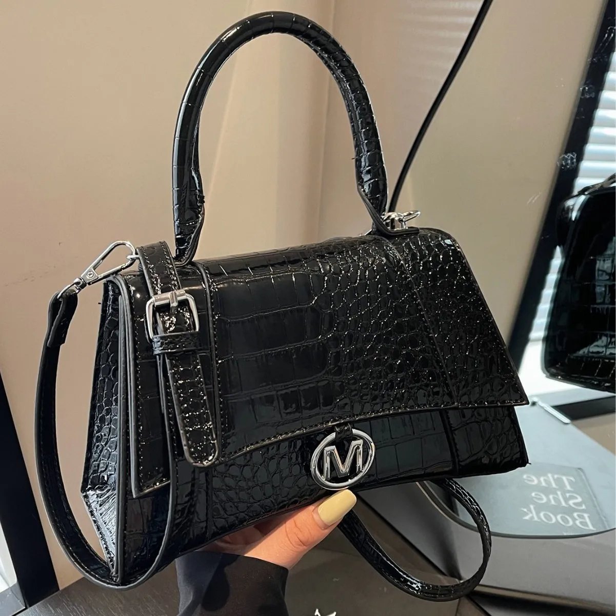 

​2025 Hourglass Shoulder Bag - French Quilted Crossbody Purse, Minimalist Top Handle Retro for Women Commute & Evening​