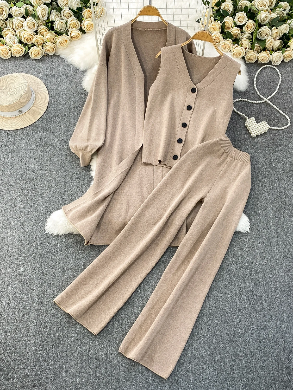 

Коричневый вязаный открытый кардиган Jaet + жилет на одной пуговице Design Sense + узкие широкие брюки с высокой талией, комплект футболок