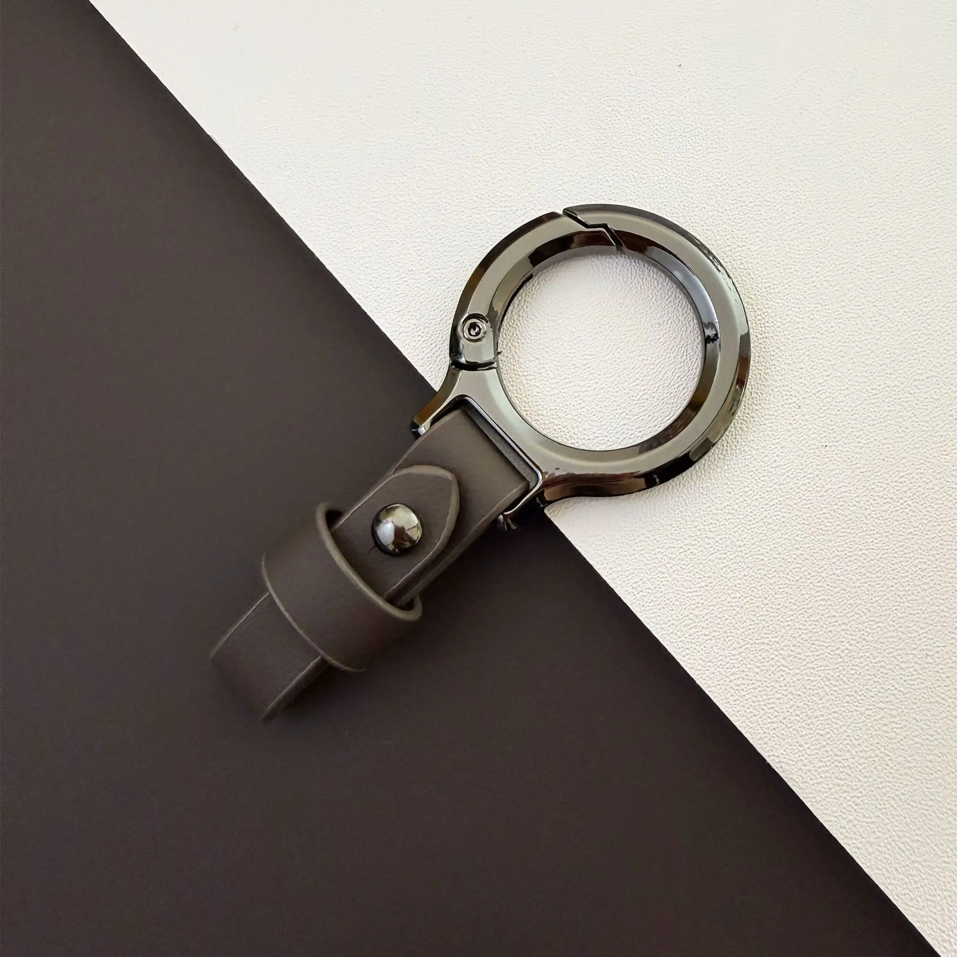 Herren-Schlüsselanhänger aus Zinklegierung und Leder, Anti-Verlust-Karabiner, langlebiger Schlüsselhalter, Organizer für den Gürtel, Geschenk – Detail 8