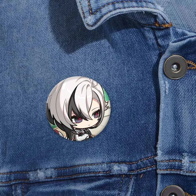 الإبداعية لعبة Genshin تأثير بروش لطيف Arlecchino الشكل التلبيب دبابيس ظهره قميص الملابس والاكسسوارات شارة تحصيل الهدايا #2