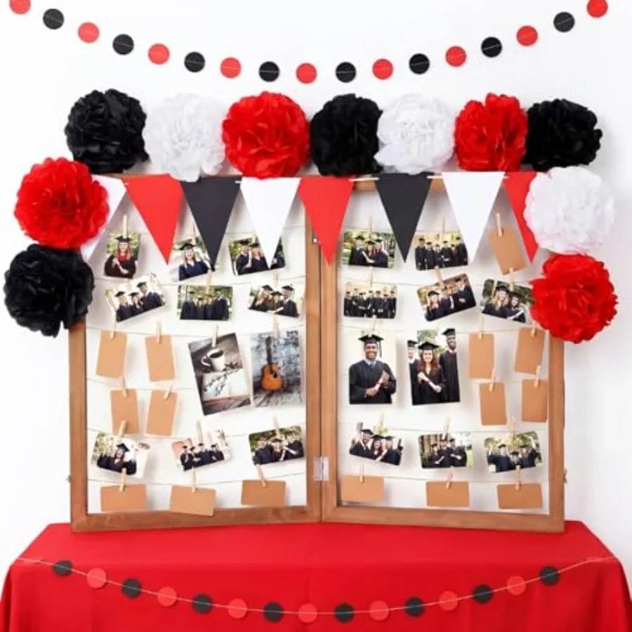 

Декорации для выпускного 2026: Деревянная доска для фотографий в деревенском стиле с зажимами, помпонами из ткани и рамкой для коллажа