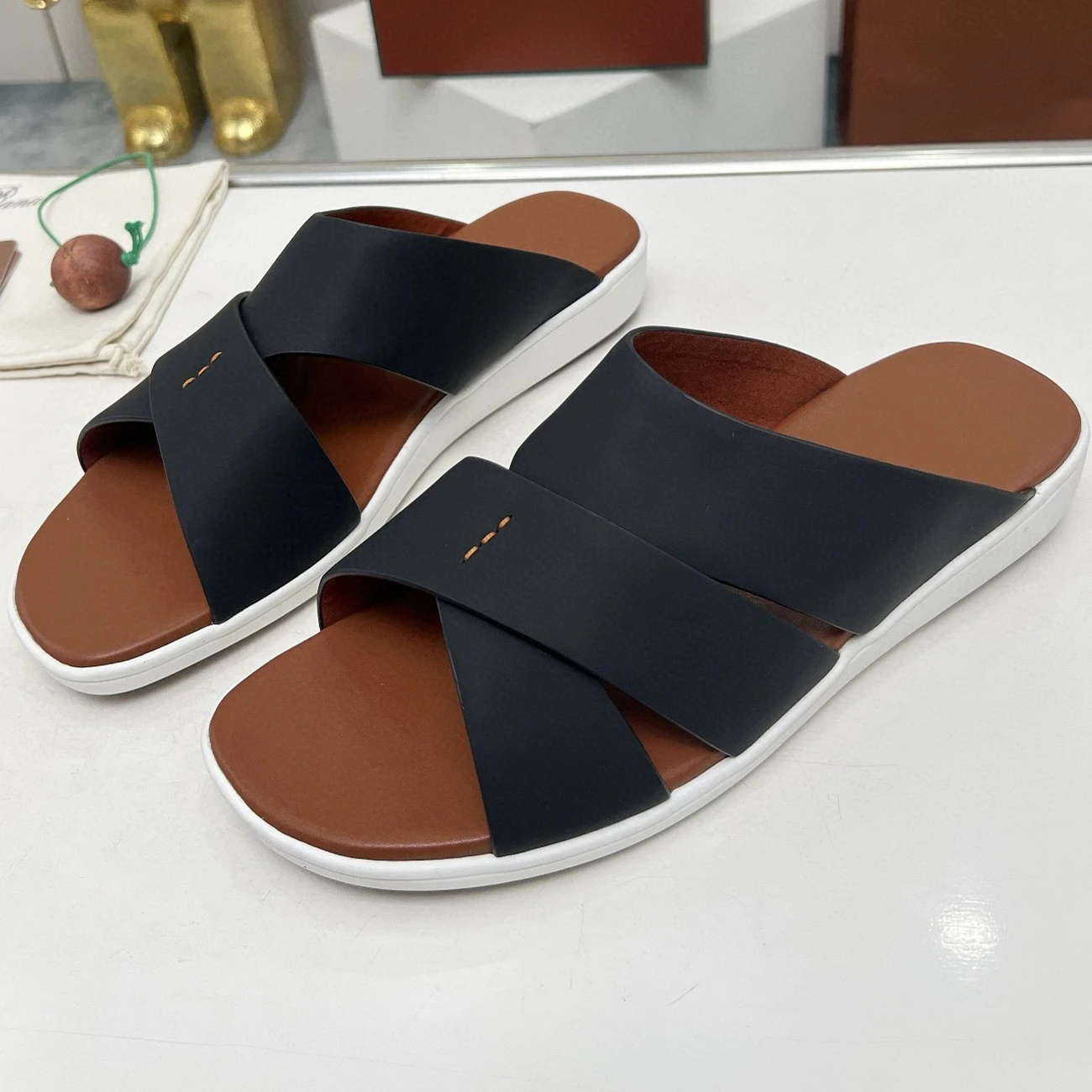 2024 New Men's slippers Beach slippers Casual Shoes leather material Vacation Men's summer sandals comfort