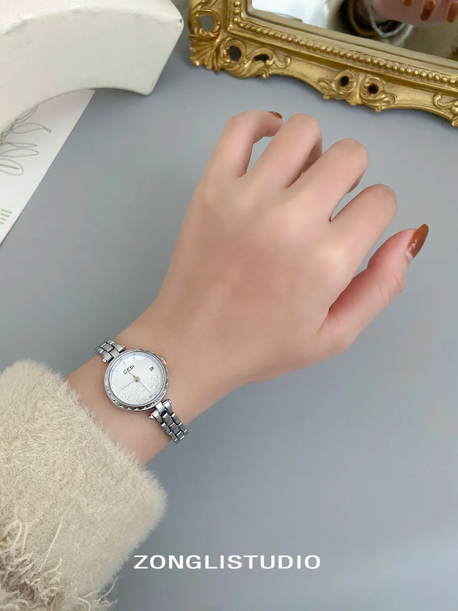 นาฬิกาข้อมือผู้หญิงสายเหล็กดีไซน์หรูหราใหม่ ดีไซน์กะทัดรัด ทันสมัย และน่าดึงดูดใจ นาฬิกาควอตซ์เรียบง่ายสำหรับนักเรียน พร้อมลวดลายดอกไม้