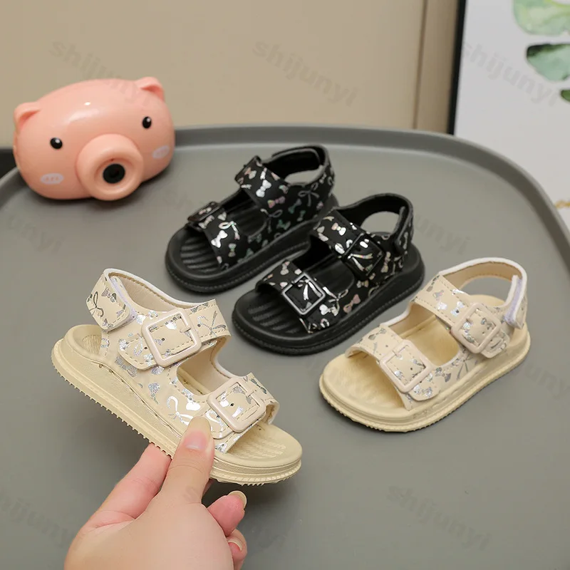

Повседневные сандалии с принтом для девочек, новинка лета 2023 года, трендовая детская модная удобная обувь на мягкой подошве, уличные пляжные кроссовки