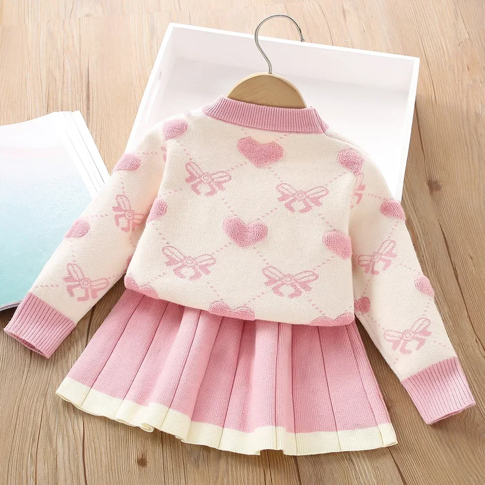 Zimowy zestaw ubrań dla dziewczynek w wieku 3-7 lat: różowy, słodki sweter z długim rękawem i spódniczka plisowana.