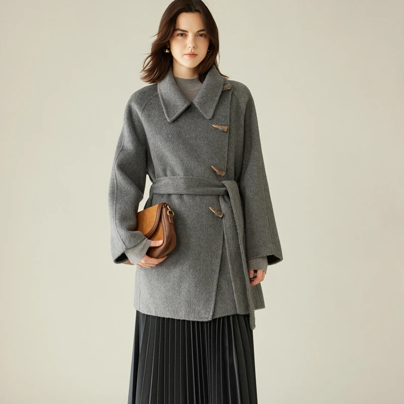 

2024 Высококачественное женское пальто из 30% верблюжьей шерсти с роговой пуговицей и боковой пряжкой, 70% шерстяное пальто, удобный элегантный осенне-зимний теплый топ