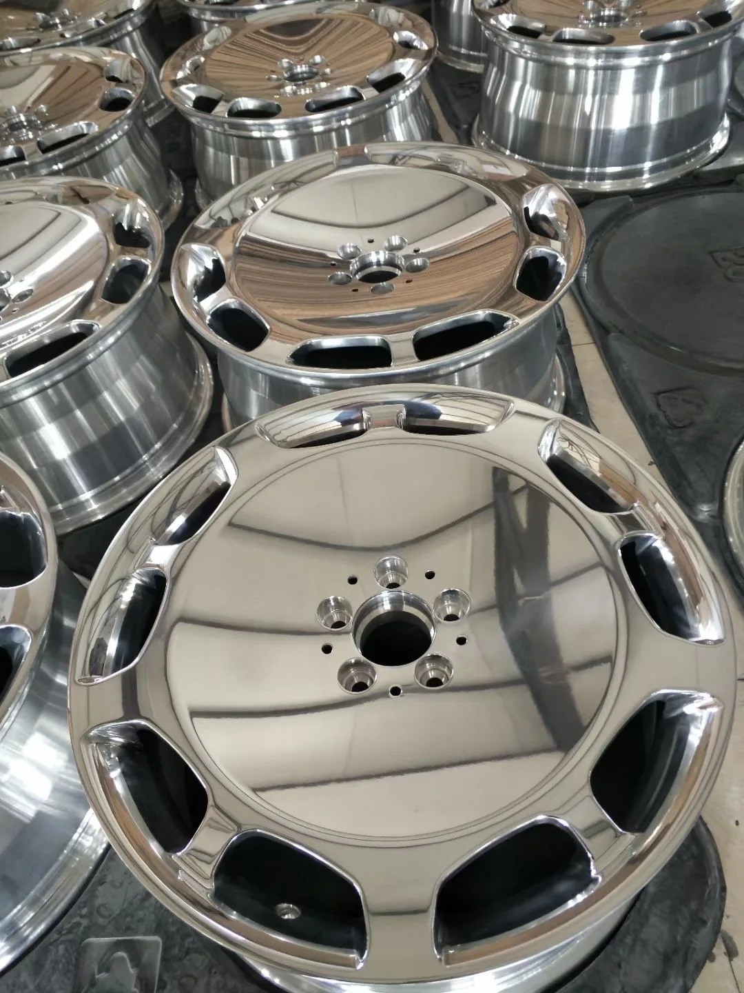 21/24/30 Inch Wheel Vibratory Polishing Machine Wheel Hub Rim Grinding Machinery Metal Polishing Machine