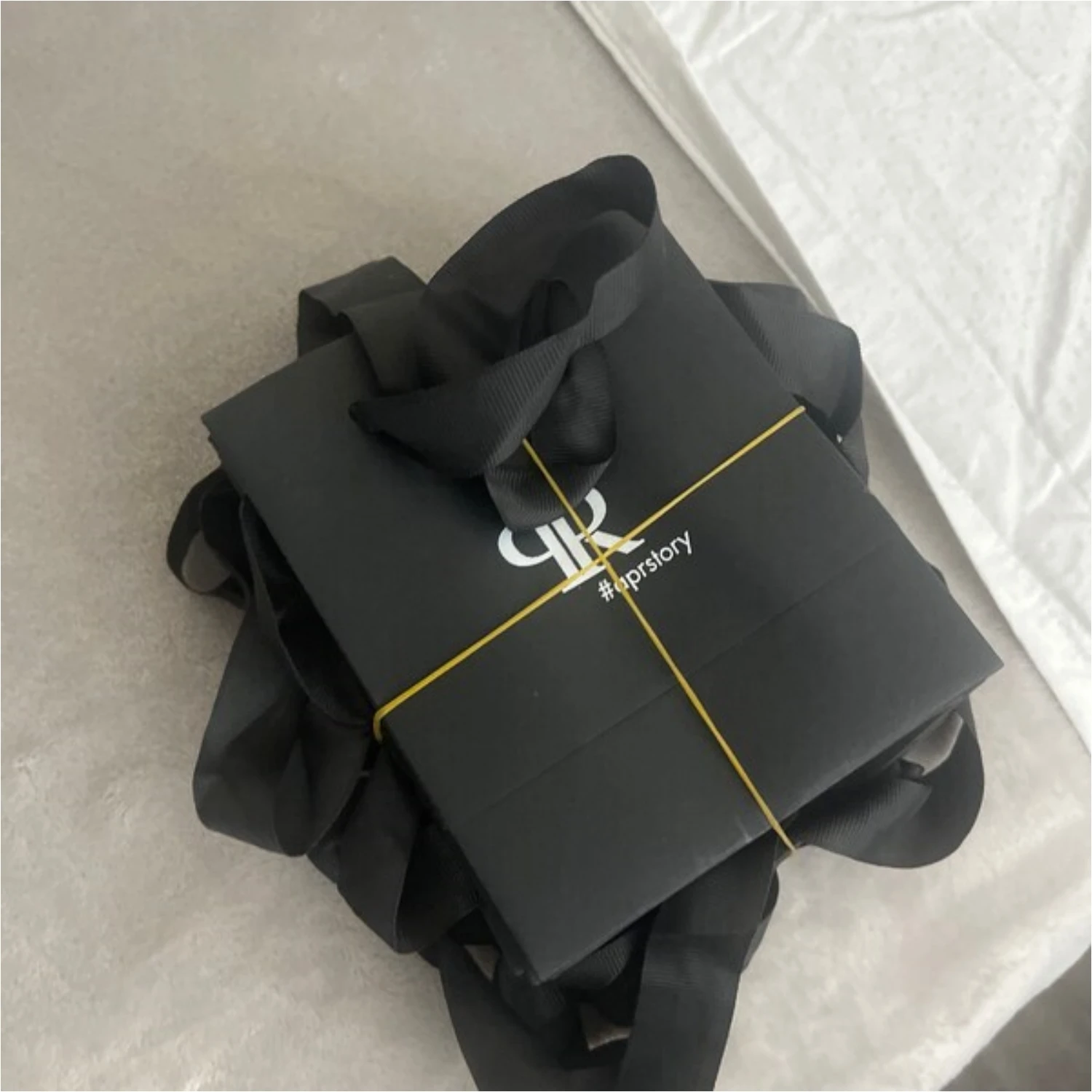 

20 шт., экологически чистая перерабатываемая ювелирная подарочная упаковка с тиснением на заказ, коробка для ожерелья, упаковка для хранения, ручка на шнурке x