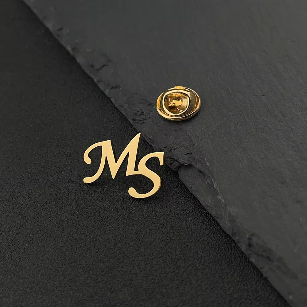 Wholesale Custom Name Initials Stainless Steel Brooch Men's Personalized Letter Shirt Pin Wedding Jewelry Groom Men's Gift