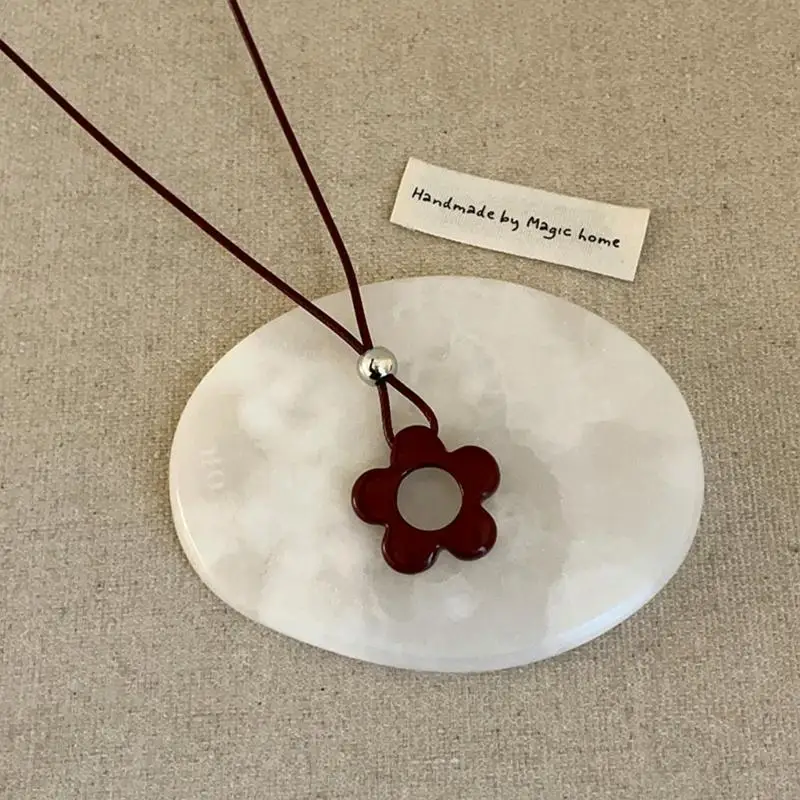 

652F Elegant Flower Pendant Necklace Featuring Hollow Designs Adjustable Neckchain for Weddings and Special Occasions