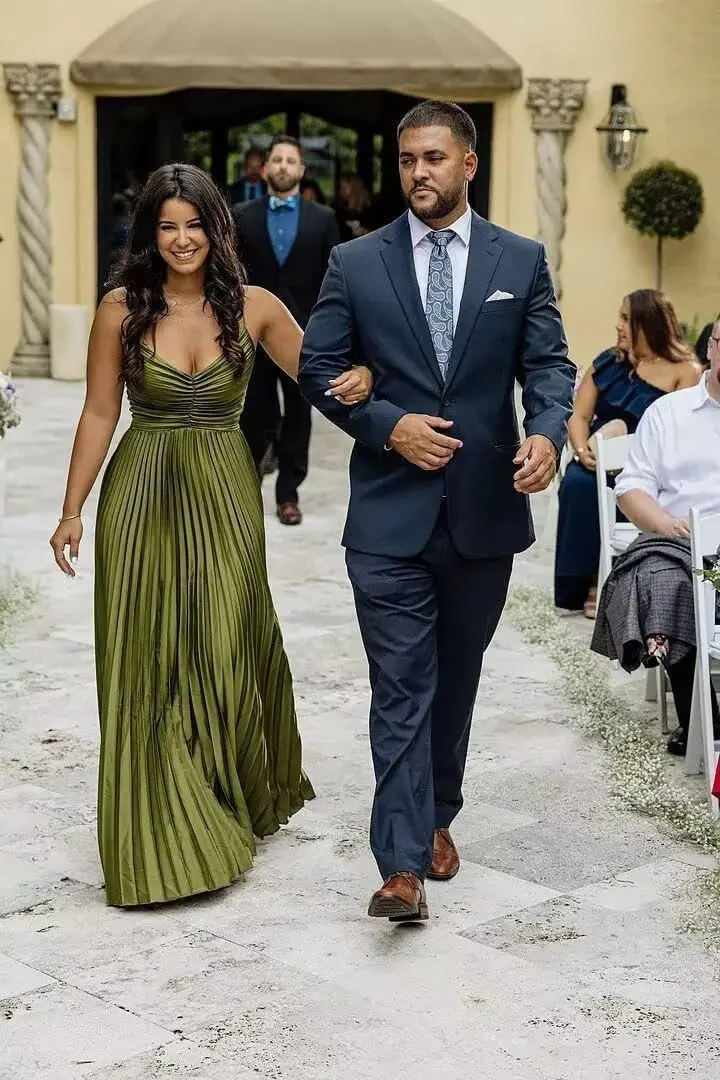 ชุดเพื่อนเจ้าสาวคอวีผ้าซาติน แต่งระบายจีบยาวแบบแม็กซี่ ชุดราตรีออกงาน ชุดราตรีงานพรอม ชุดราตรีงานเลี้ยง